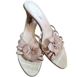 Tommy Bahama made in Spain leather flower sandals. SZ 8.5 in good condition.